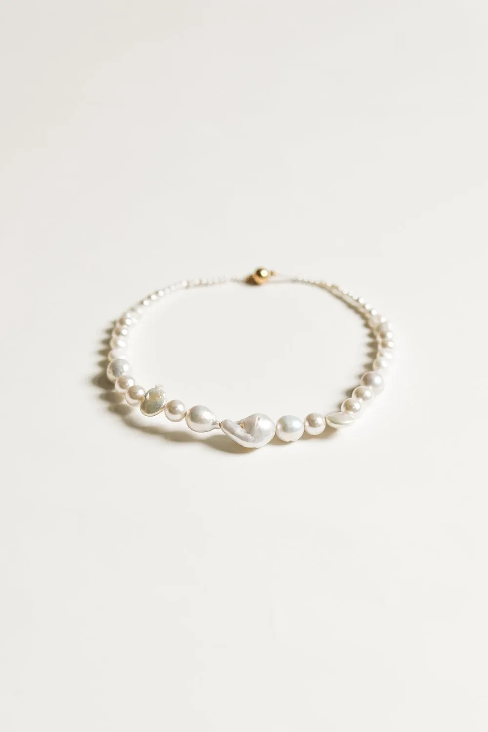 Single strand baroque wavering necklace