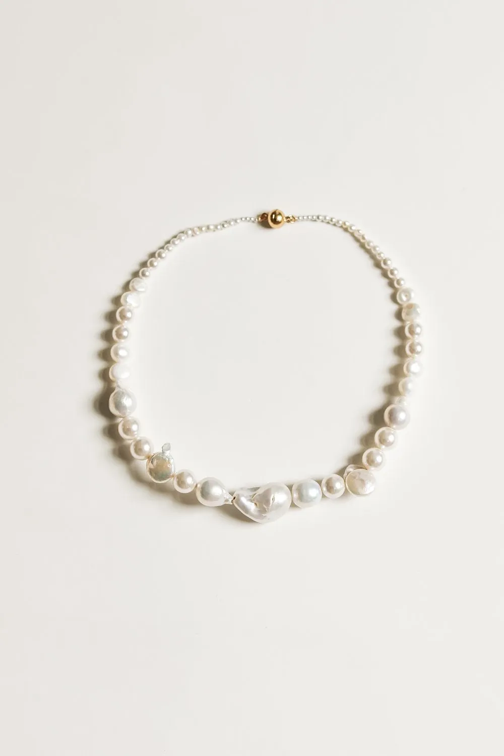 Single strand baroque wavering necklace