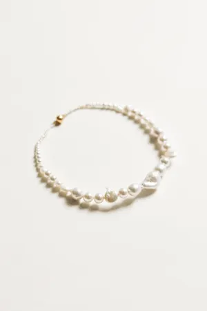Single strand baroque wavering necklace